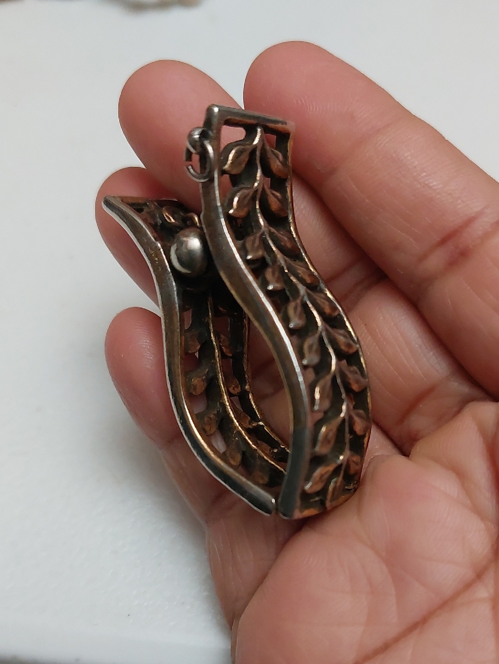 Vintage Ornate Art Deco Leaf Design Glove Clip Holder, Missing Chain